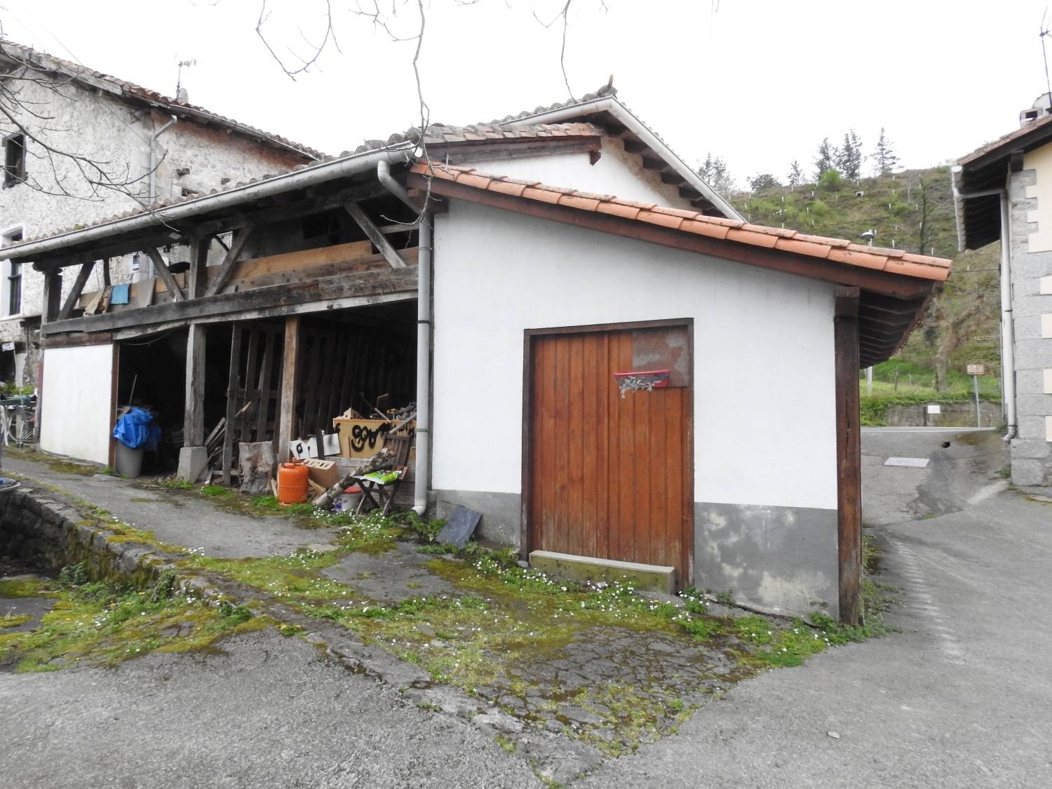 Aita Kurutzeko perratokia eta korta