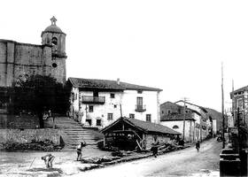 Erribera kalean, platano arbolak sartzeko zuloak egiten