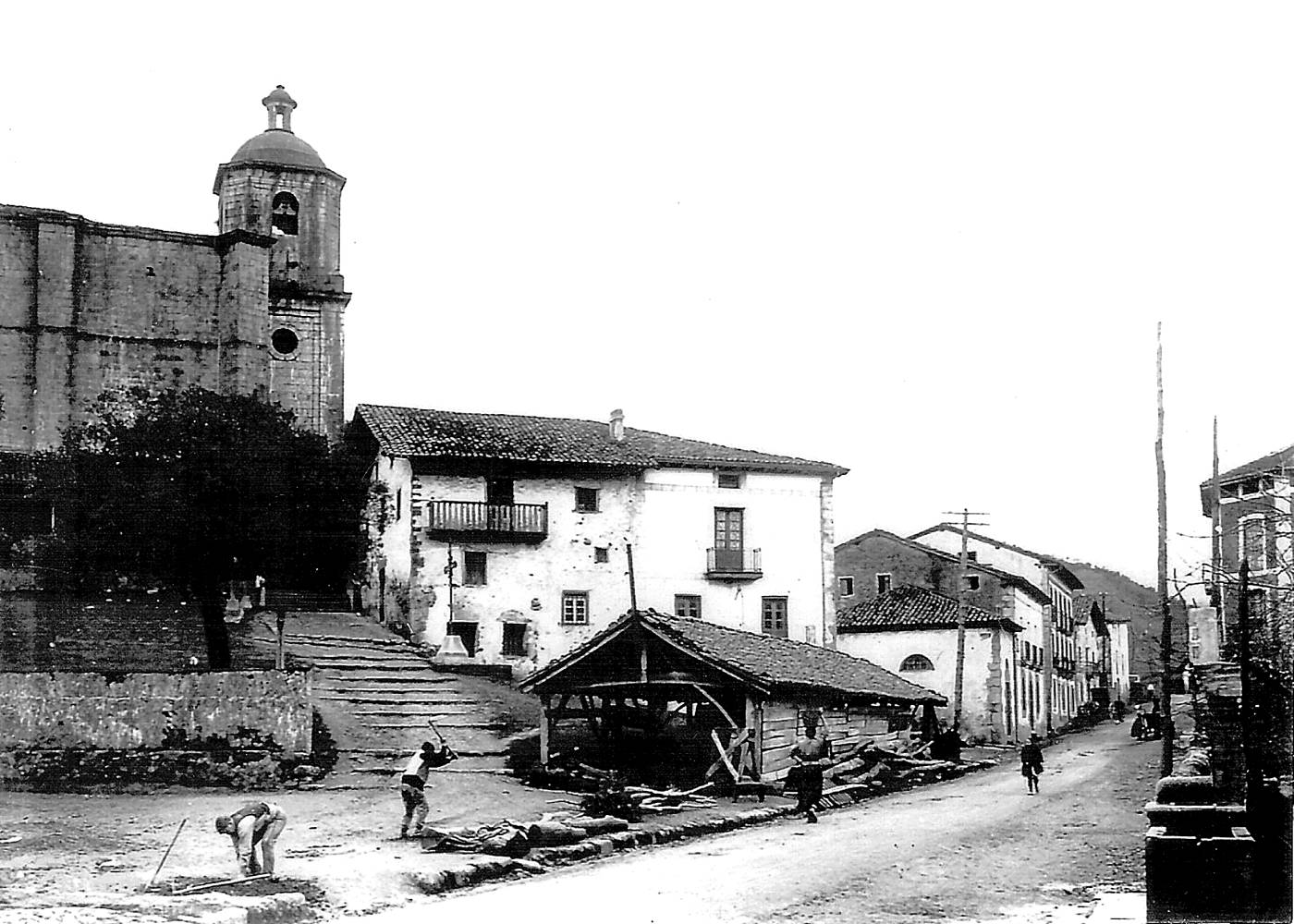 Erribera kalean, platano arbolak sartzeko zuloak egiten [Argazkia]