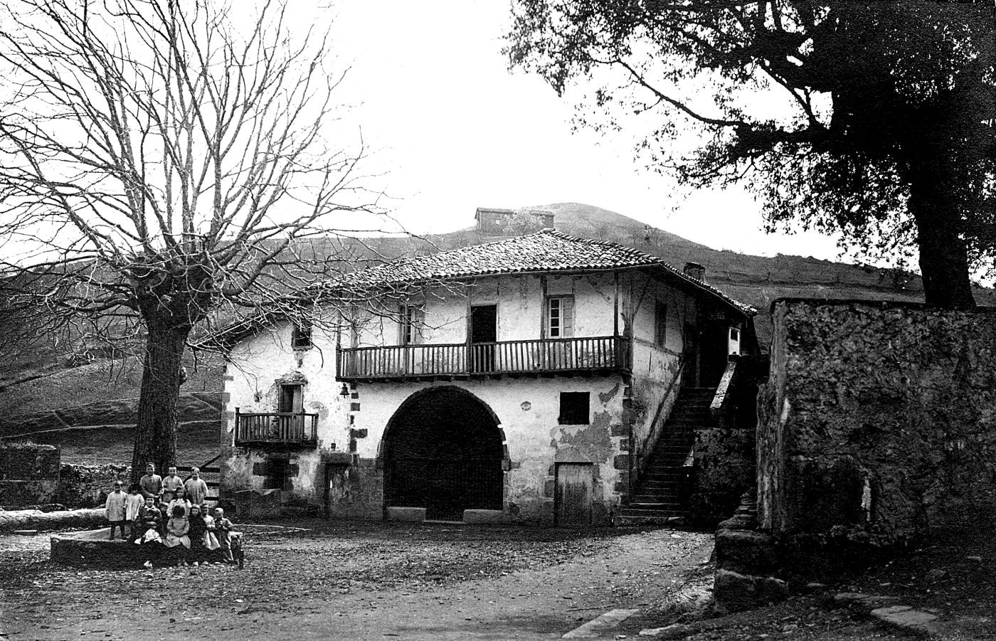 Umeak Berriatuko udaletxearen aurrean [Argazkia]