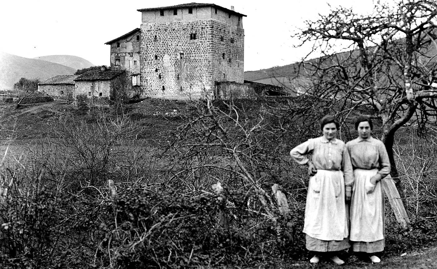 Bi emakume gazte, atzean Aranzibia dorrea [Argazkia]