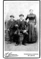 Eustasio Pagoaga Antxustegi eta Antonia Arangurena Arano, euren seme Simonekin.