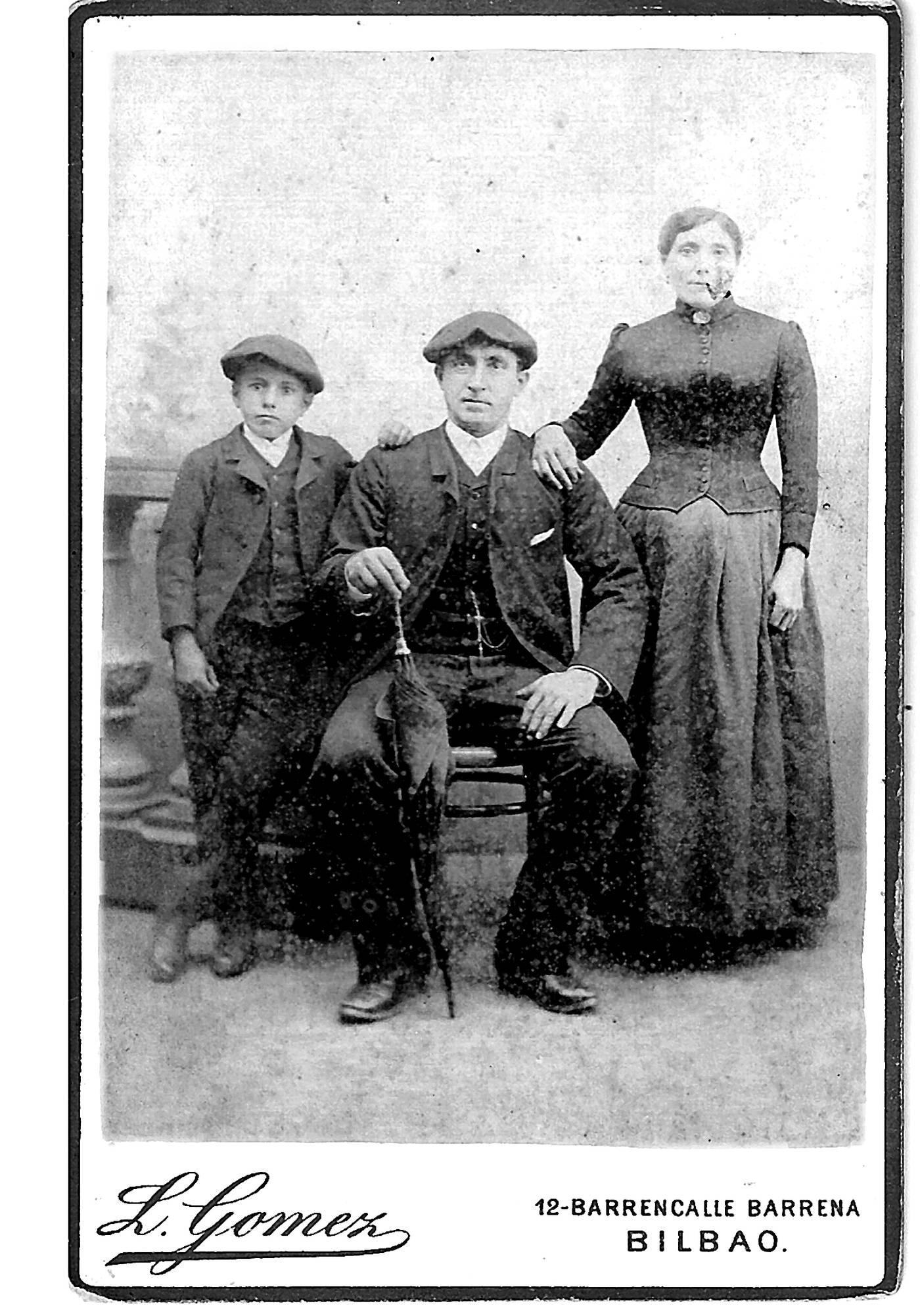 Eustasio Pagoaga Antxustegi eta Antonia Arangurena Arano, euren seme Simonekin. [Argazkia]