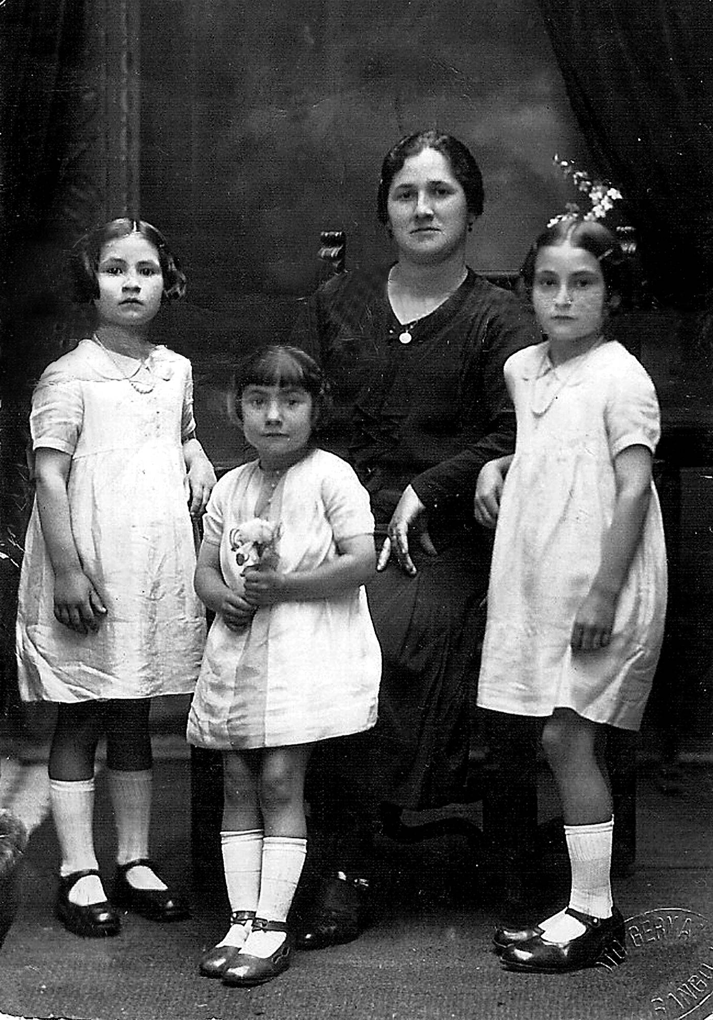 Sustetako Lucia Urizarbarrena Goitia hiru alabekin. [Argazkia]