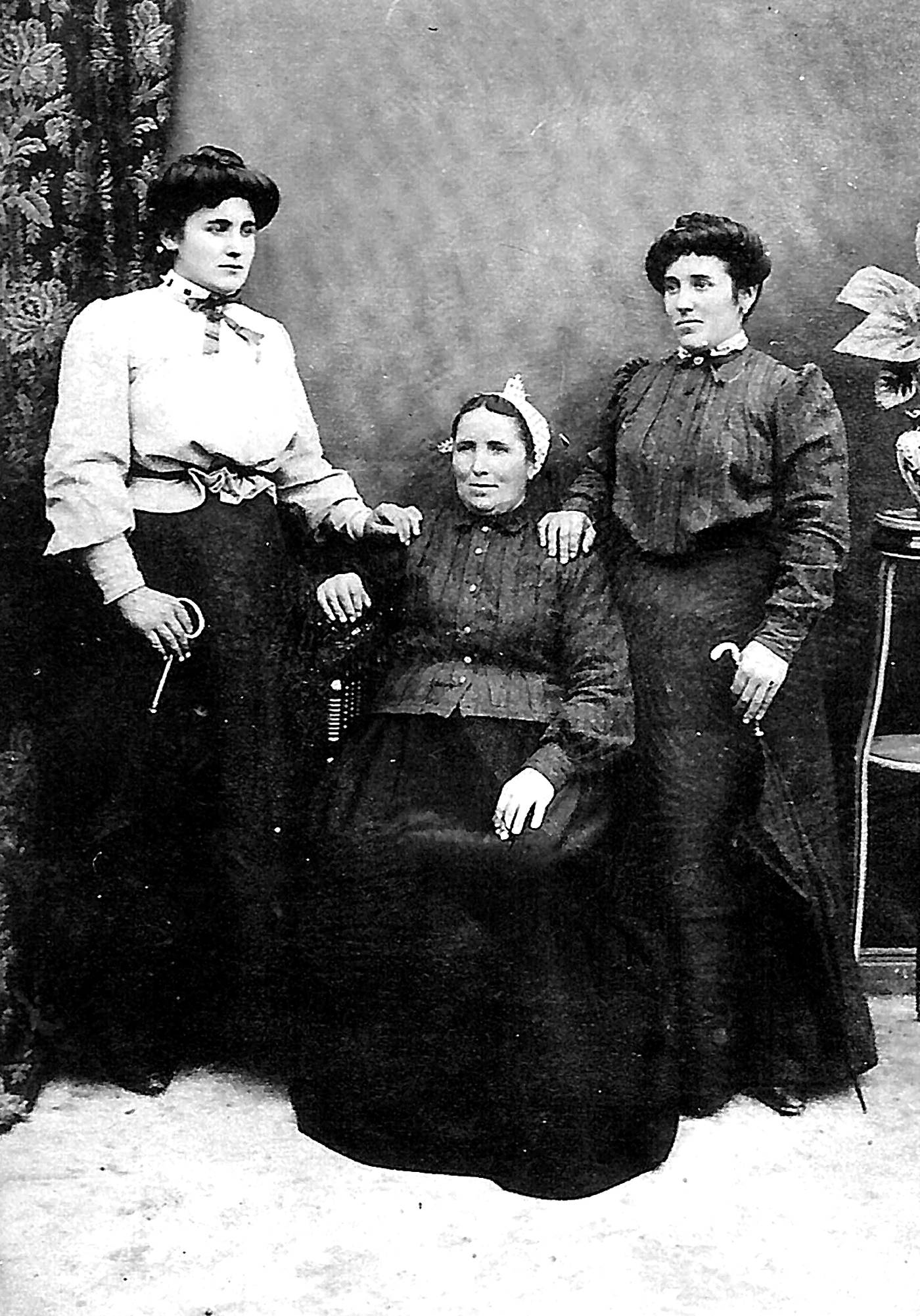 Fernanda Alegria jesarrita, eta ondoan emakume bi. [Argazkia]