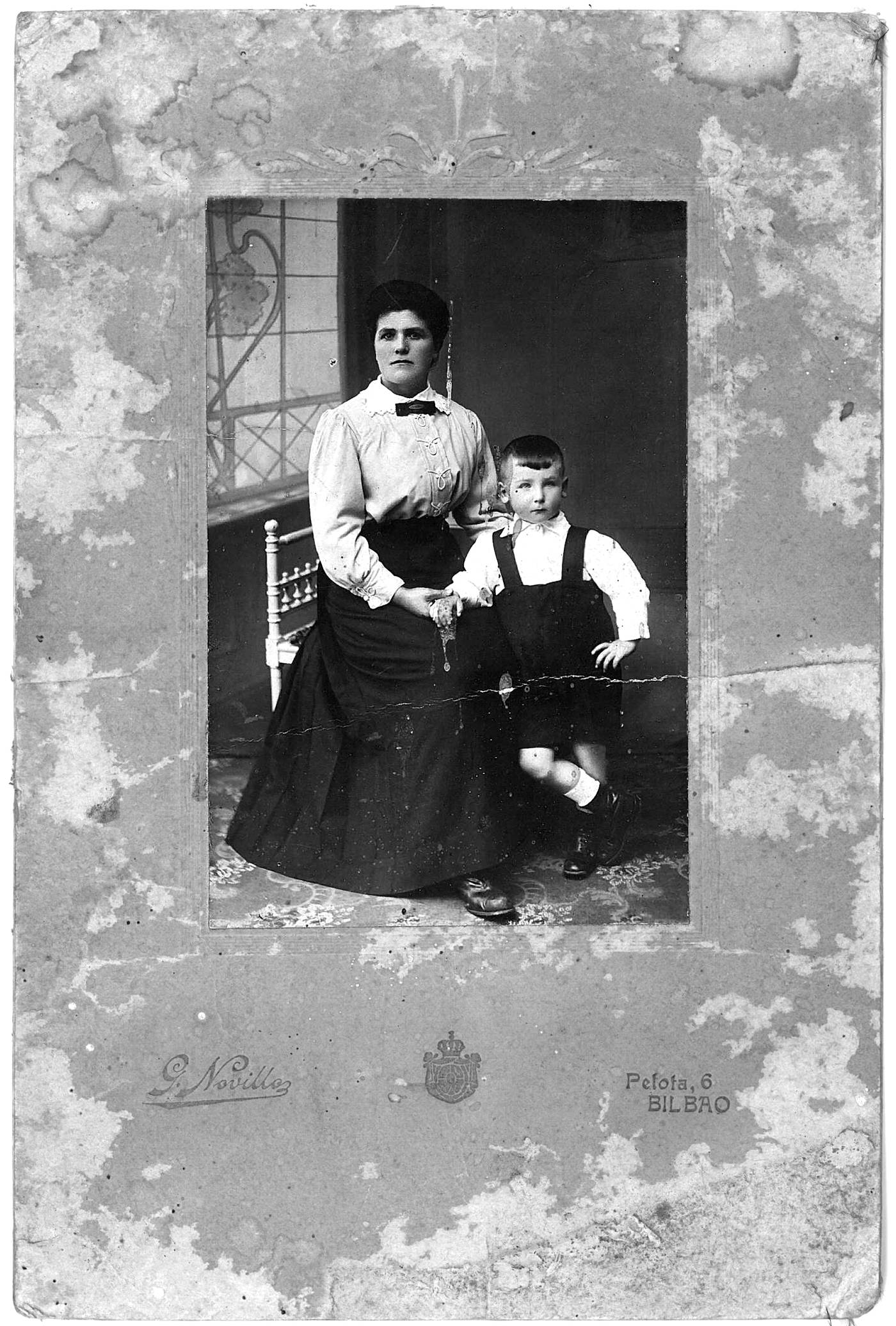 Josefa Bermeosolo Bilbon umezain egon zen etxeko semearekin. [Argazkia]