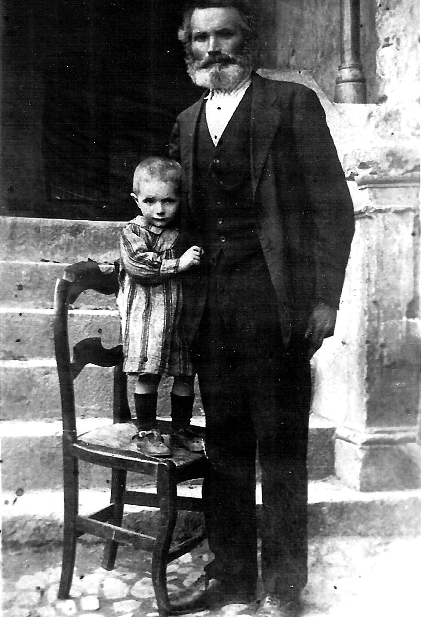 Elexalde Txikiko Leon Argoitia Arano eta bere aitita Jose Miguel Arano. [Argazkia]