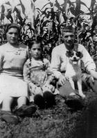 Elexalde Txiki baserriko
anai-arrebak:
Antonia, Dominga eta
Leon Argoitia Arano.