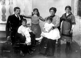 Kafeko familia. Simon Pagoaga Arangurena eta Maria Josefa Arriola Elgoibar, Roman, Felipa, Luisa eta Ramonita seme-alabekin.