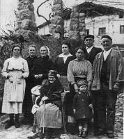 Pertikako familia, baserri aurrean