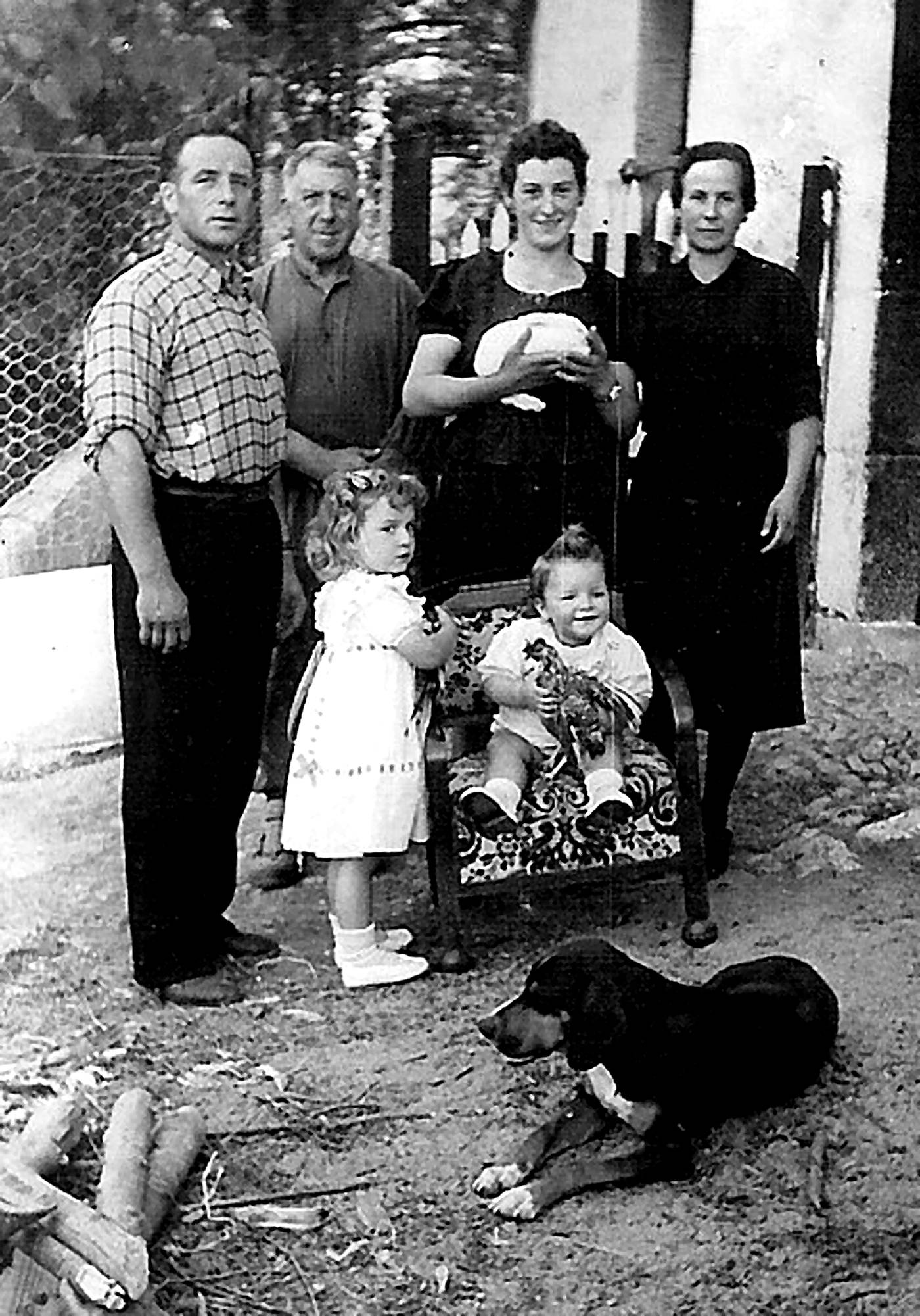 Eskribane baserri aurrean, Adrian Elordi, Manuel Arregi, Juanita Iruetaguena, Agustina Elordi, Mariangeles eta Angel Mari Elordi. [Argazkia]