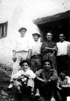 Astobitze baserriko familia, etxe aurrean