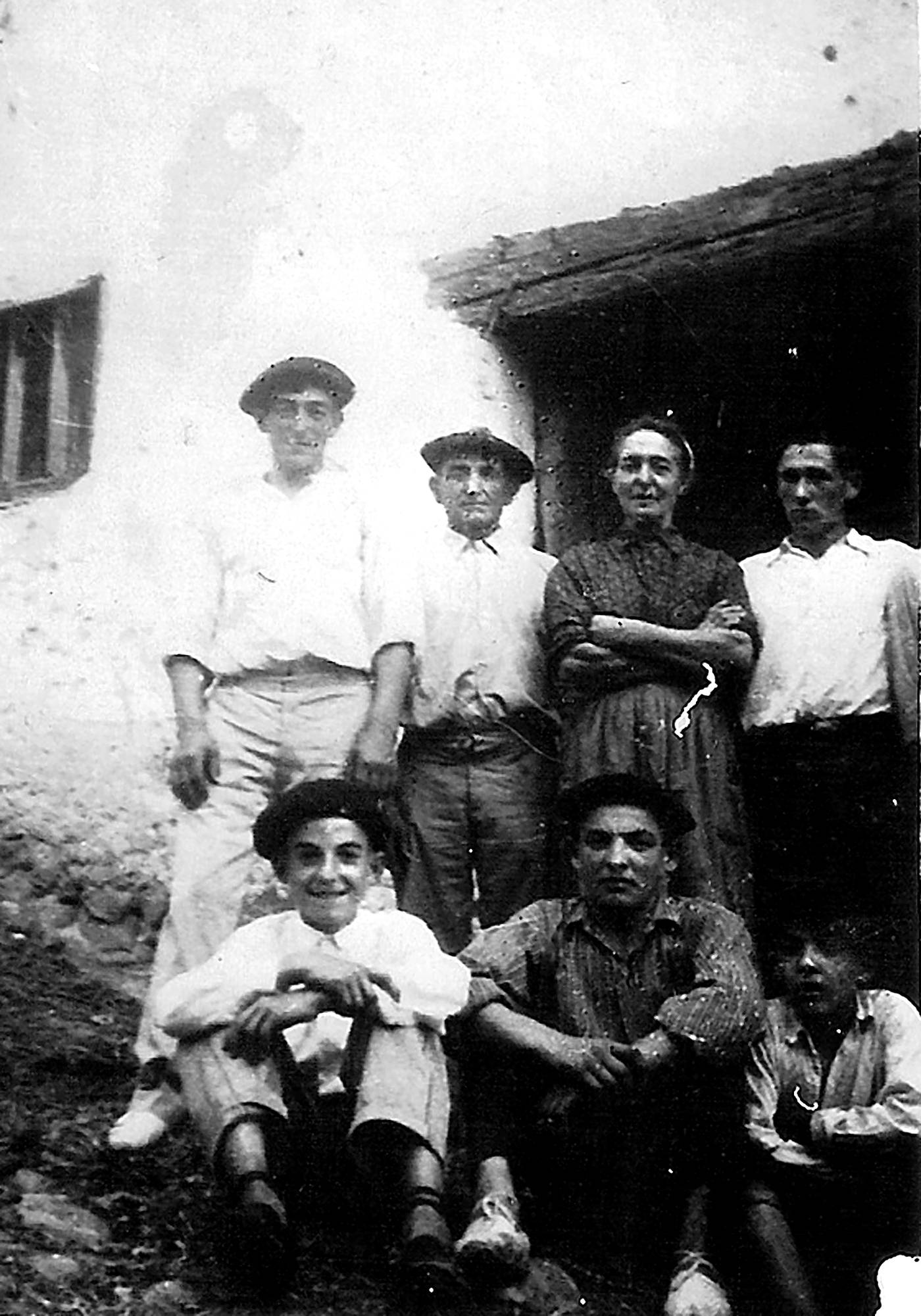 Astobitze baserriko familia, etxe aurrean [Argazkia]