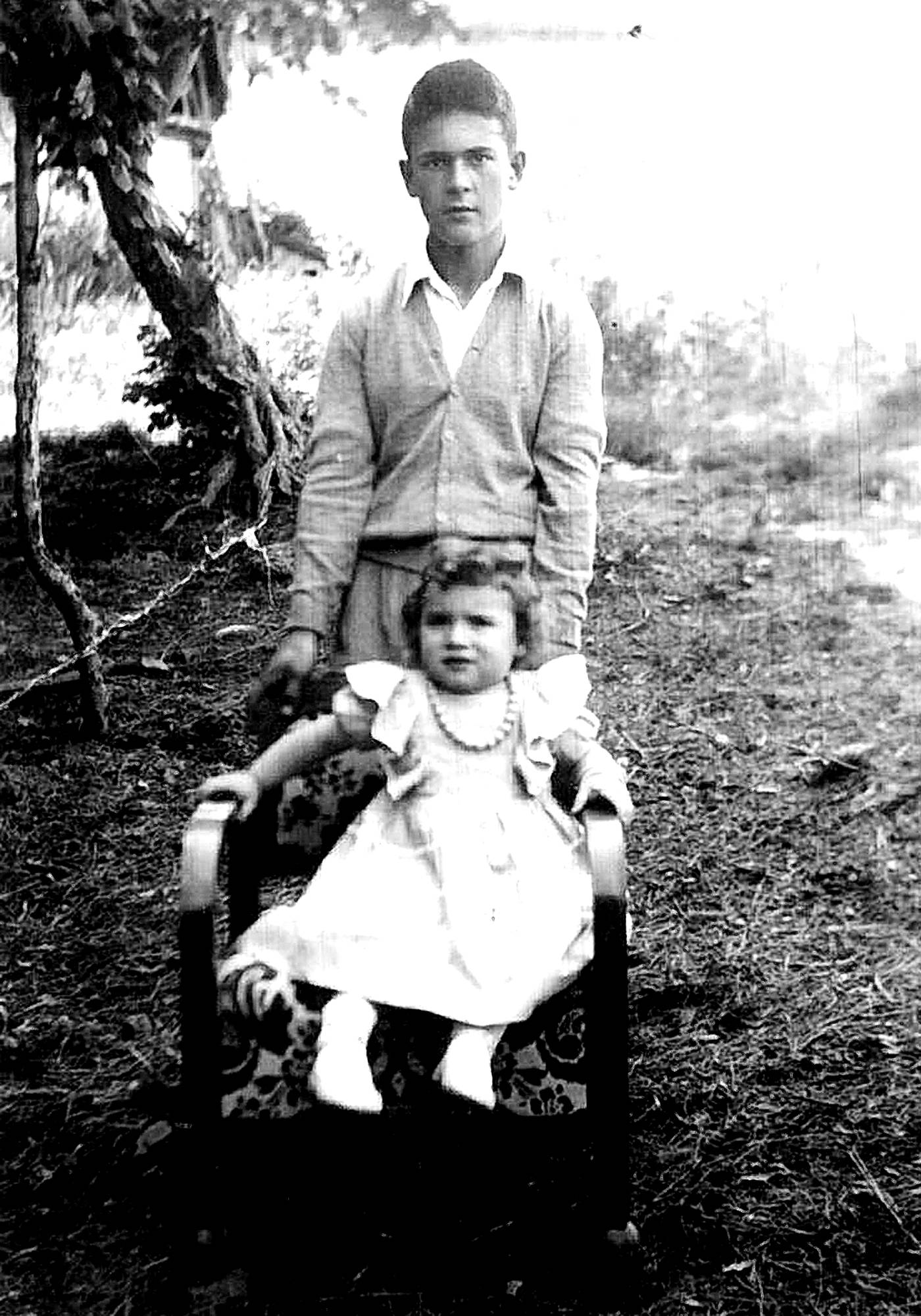 Pedro Arriola Arriola eta Mariangeles Elordi, Kamiñeroneko baserri aurrean [Argazkia]