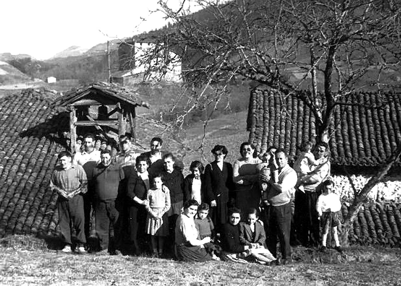 Andramari baserriko sendia, etxe atzean. Argoitia familiakoak ama Rosariorekin. [Argazkia]