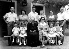 Maria Lorenza Arriola eta familia, Ane baserri aurrean