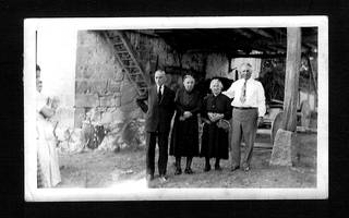 Torreko seme-alabak, etxe aurrean