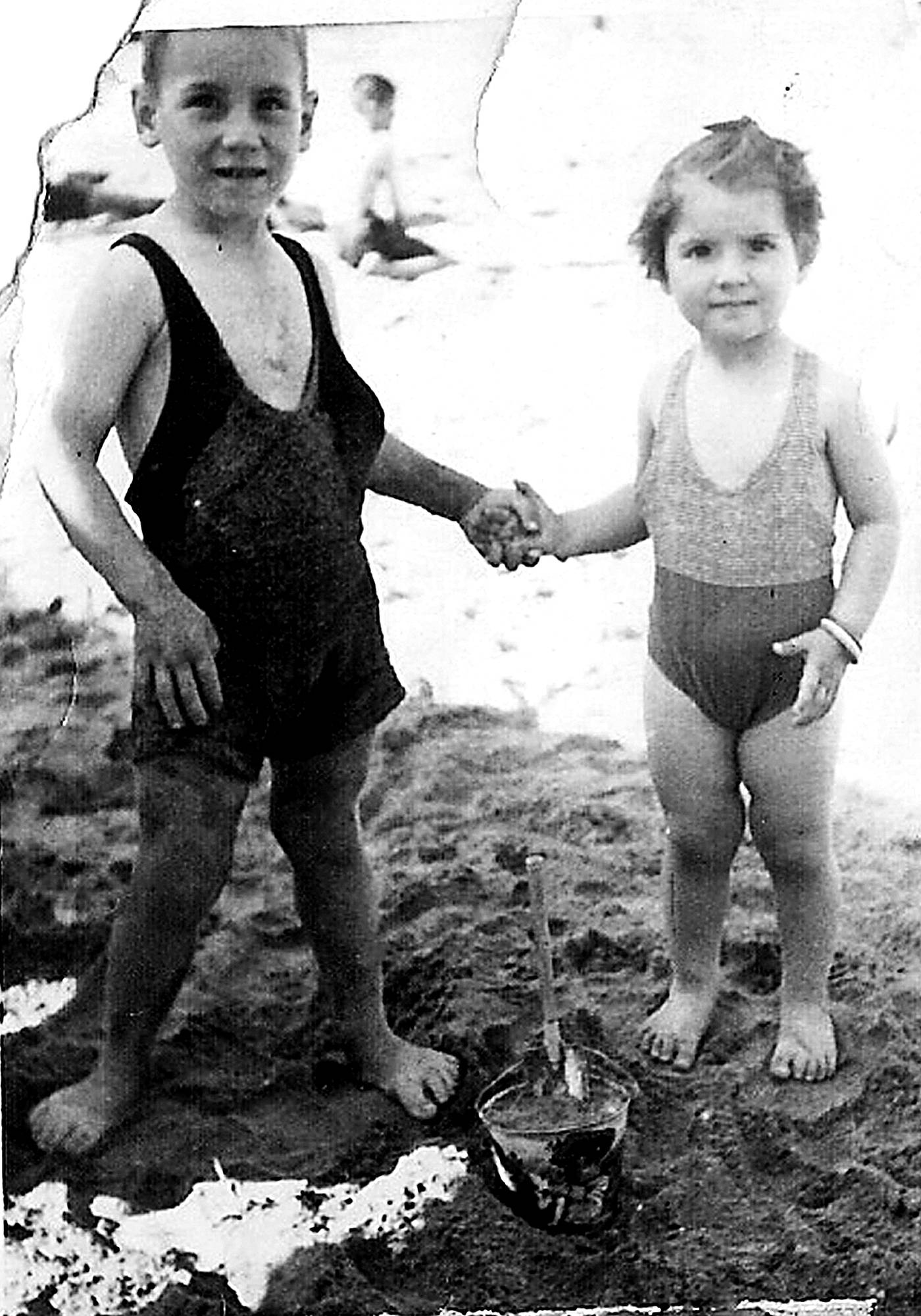 Julian eta Mari Karmen Bereikua, hondartzan [Argazkia]