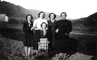 Gardotza Beko Aldazabal Aristondo ahizpak, baserriko soloetan