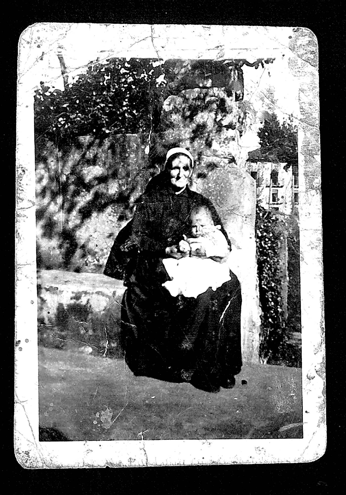 Maiñaxi Eizmendiko, Jose Bastalotza altzoan daukala, Bustinzuri etxe parean [Argazkia]