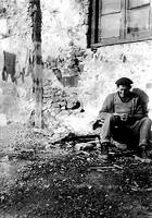 Paulo Amallobieta, etxe aurrean