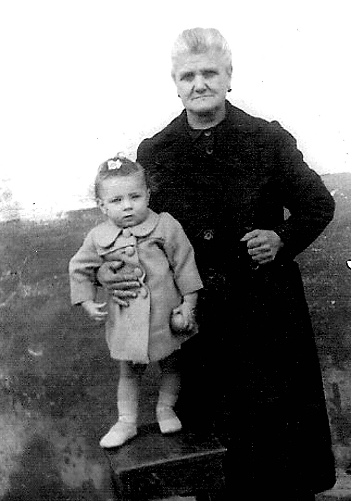 Josefa Bermeosolo eta biloba Loli Elordi, Kanpetxa etxe ostean [Argazkia]