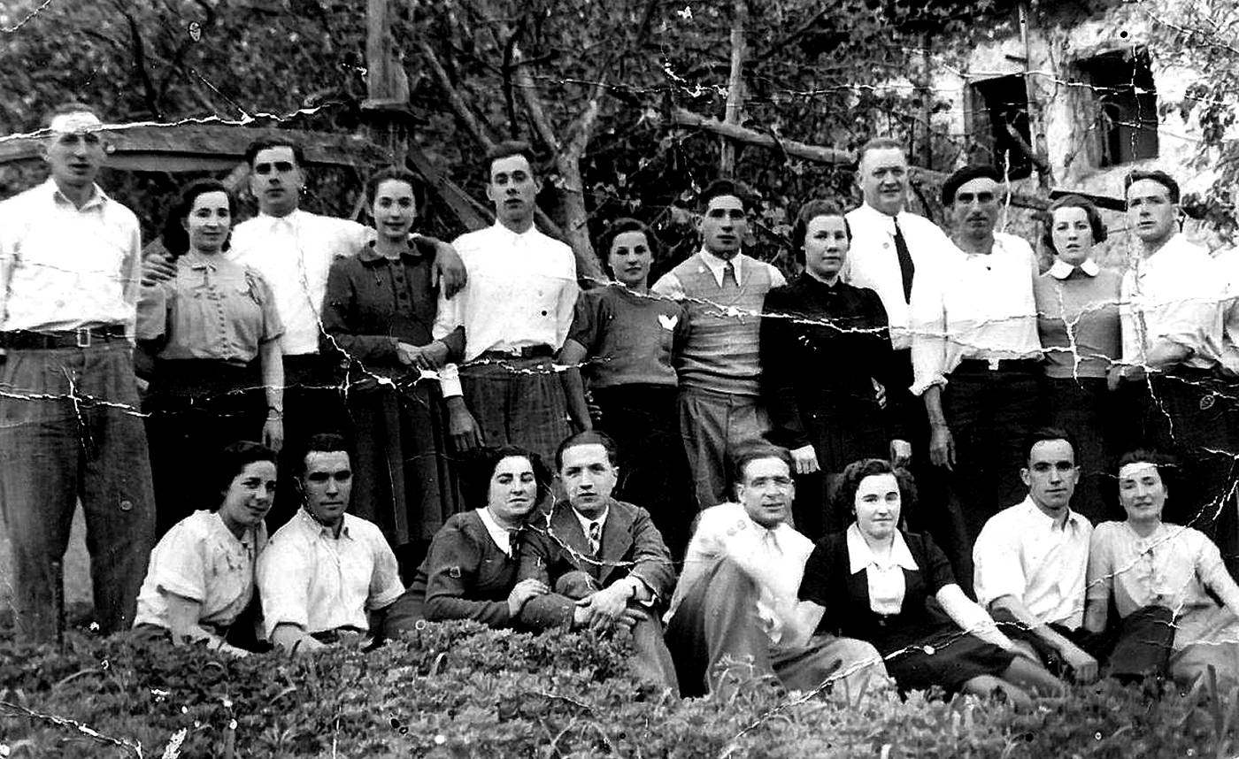 Lagunen talde argazkia,  Askartza baserri aurrean [Argazkia]