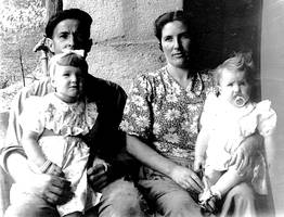 Miguel Elordi eta Magdalena Larrañaga senar-emazteak alabekin.