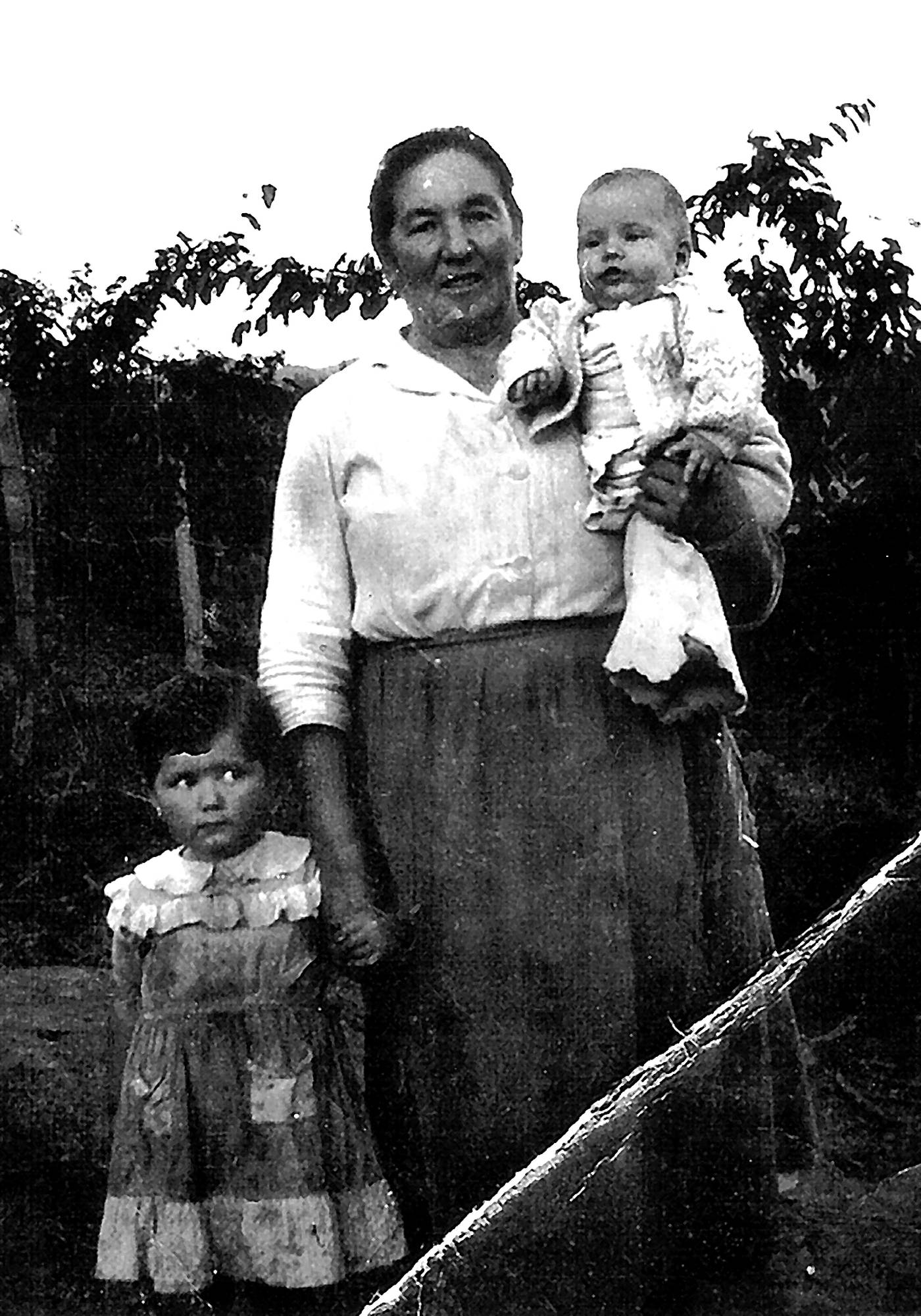 MªAngeles eta Belen Azumendi amona Josefarekin [Argazkia]