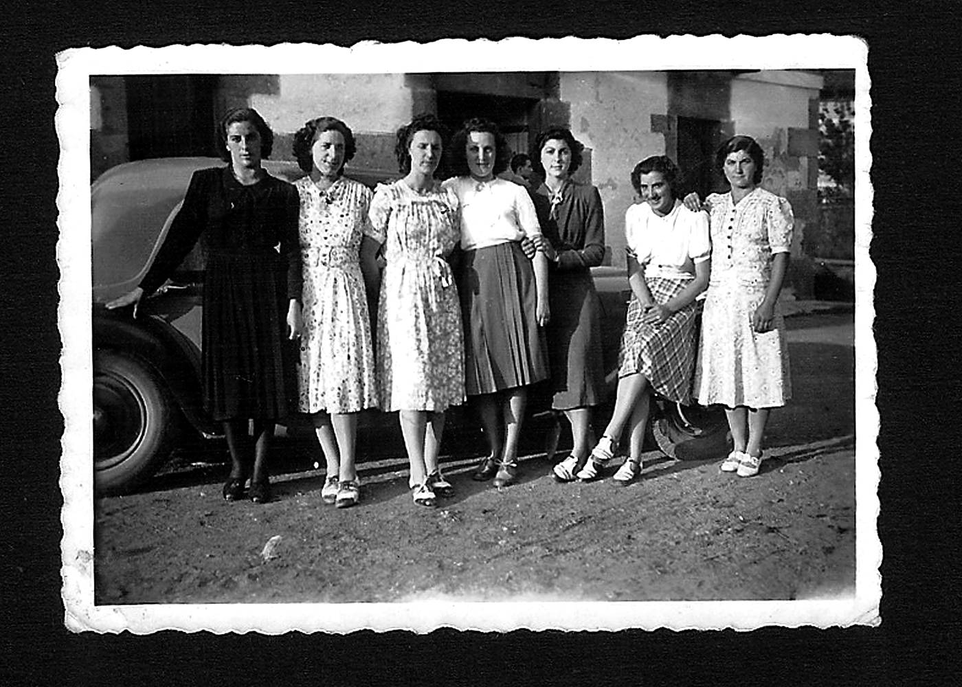 Kafeko etxea aurrean, taldeko argazkia [Argazkia]