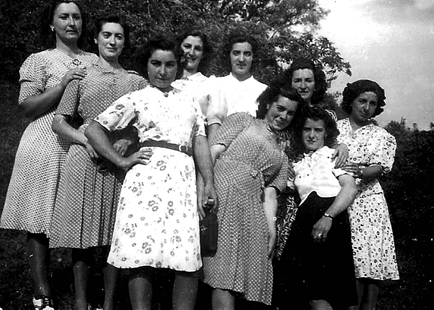 Neska lagun taldea [Argazkia]