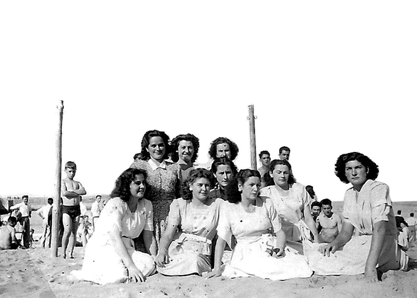 Hondartzan, neska lagun taldea [Argazkia]