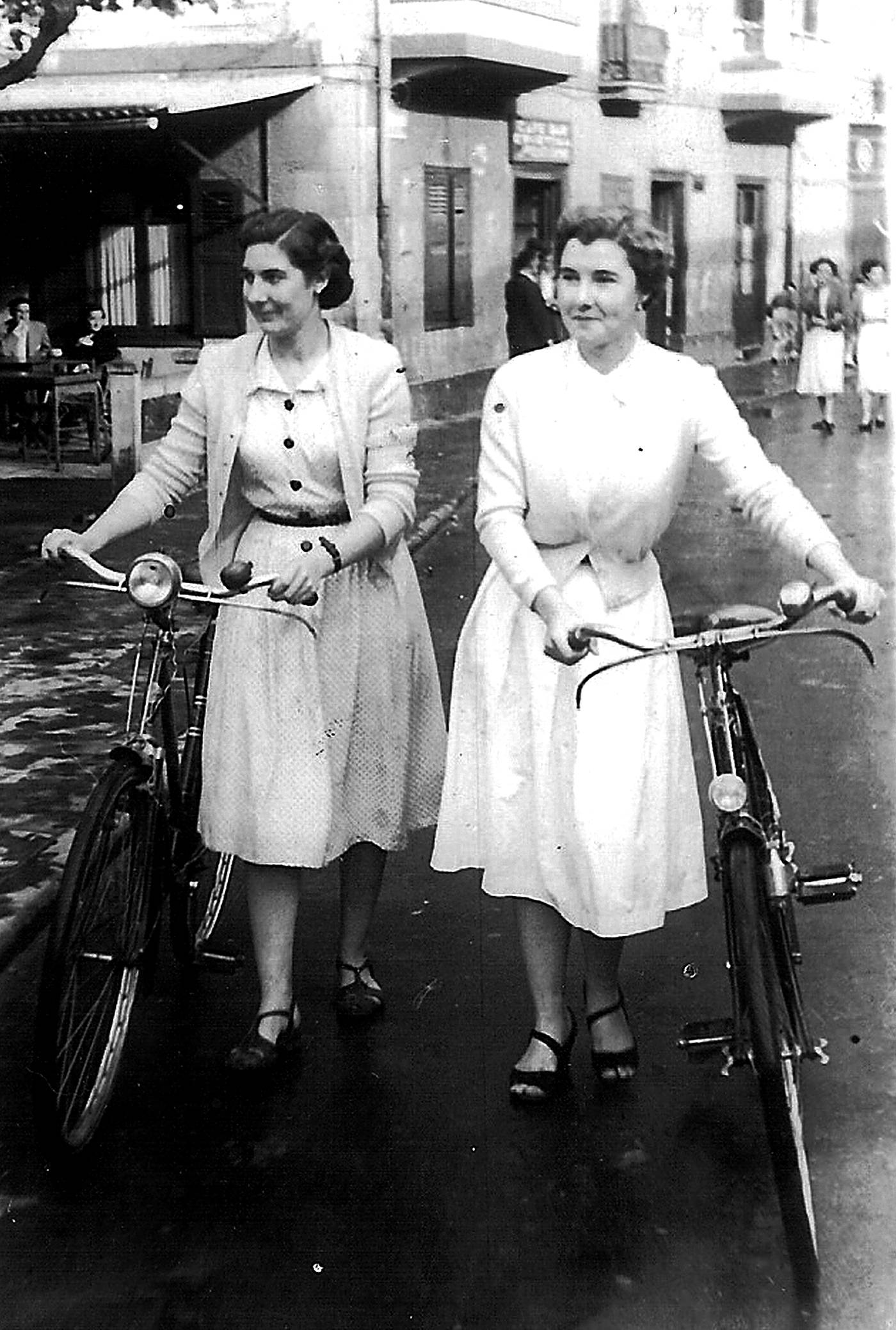 Felipa Arriola eta Victoria Egurrola, Ondarroako alamedan [Argazkia]