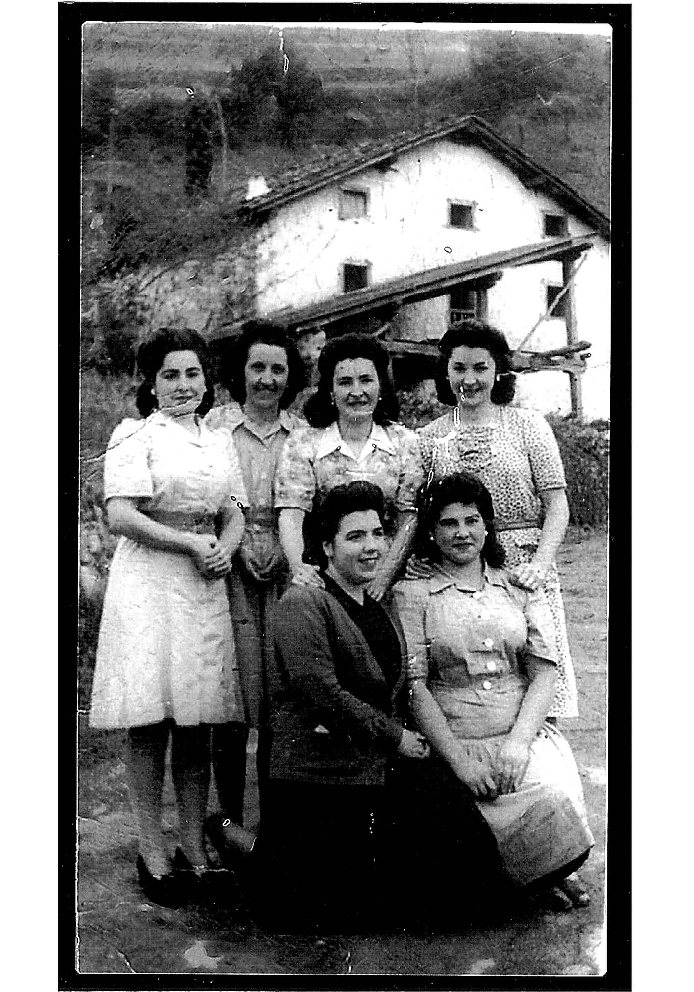 Neska lagun taldea, baserri aurrean [Argazkia]