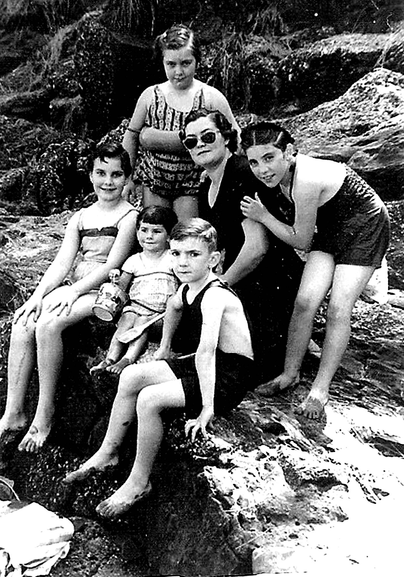 Kostealdean, haitzetan, Felisa Erkiaga umeekin, talde argazkia [Argazkia]