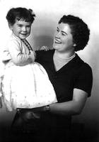 Felisa Erkiaga bere alaba Lutxi Eizagirrerekin.