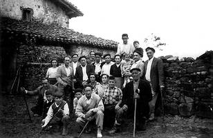 Antzai baserrian, ur tunelaren montxorra. Langile eta etxekoen taldeko argazkia