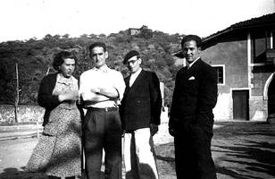 Maria Pagoaga Arriola bere senar Jose Sainz Olabe, Augusto Laka Aranbarri eta Juan Pagoaga Arriola, udaletxe parean