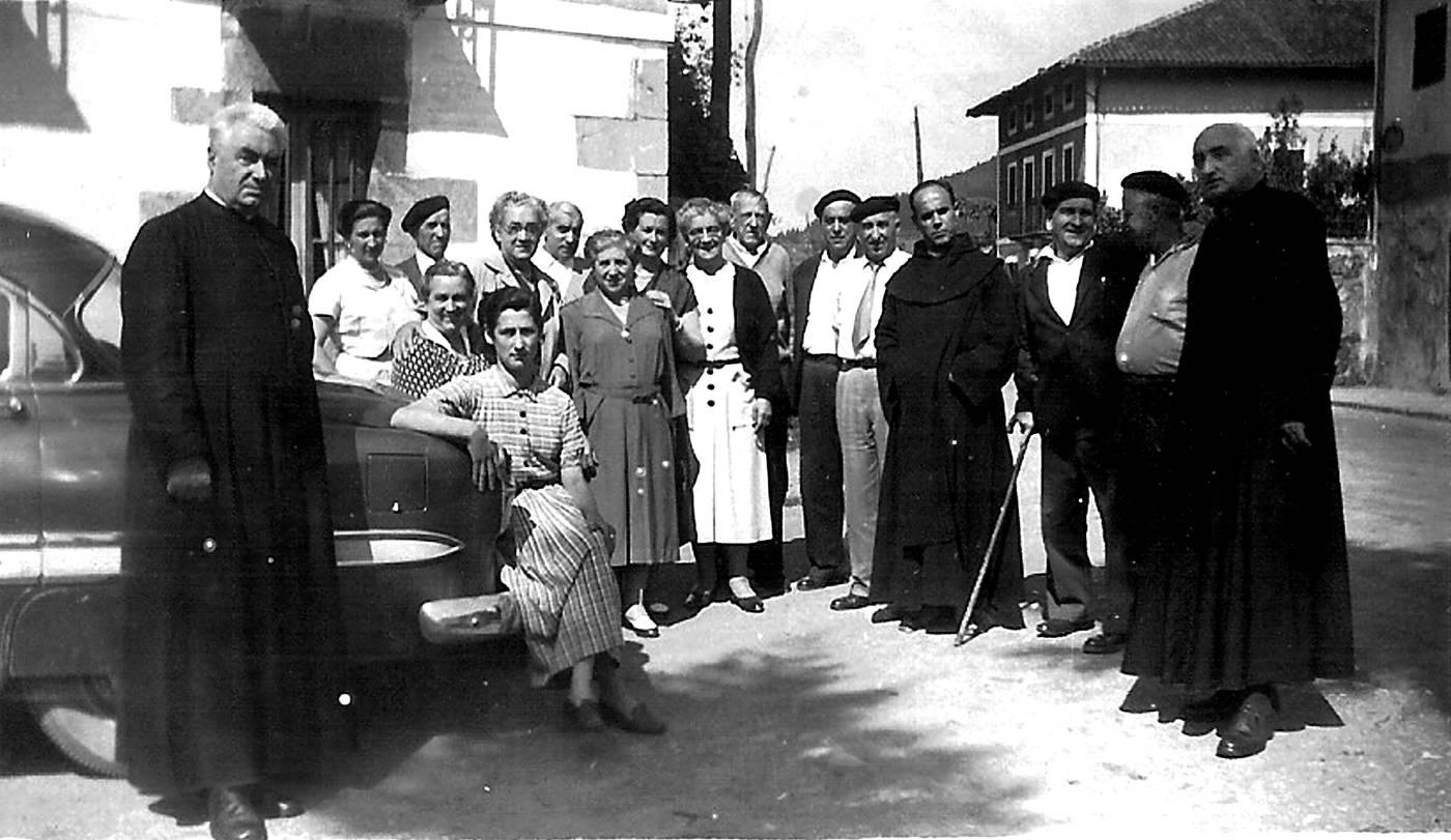 Erribera kalean, Kafeko aurrean, urtebetetzea ospatzen. Abadeak eta herritarrak [Argazkia]