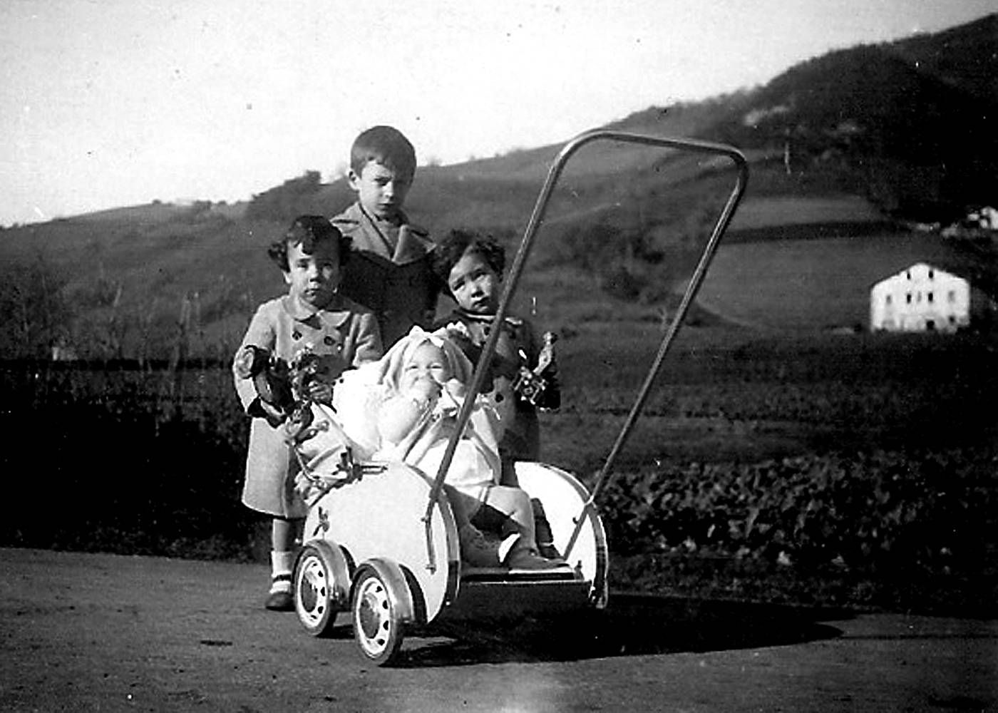 Eizagirre eta Pagoaga lehengusuak, Beko kalean [Argazkia]