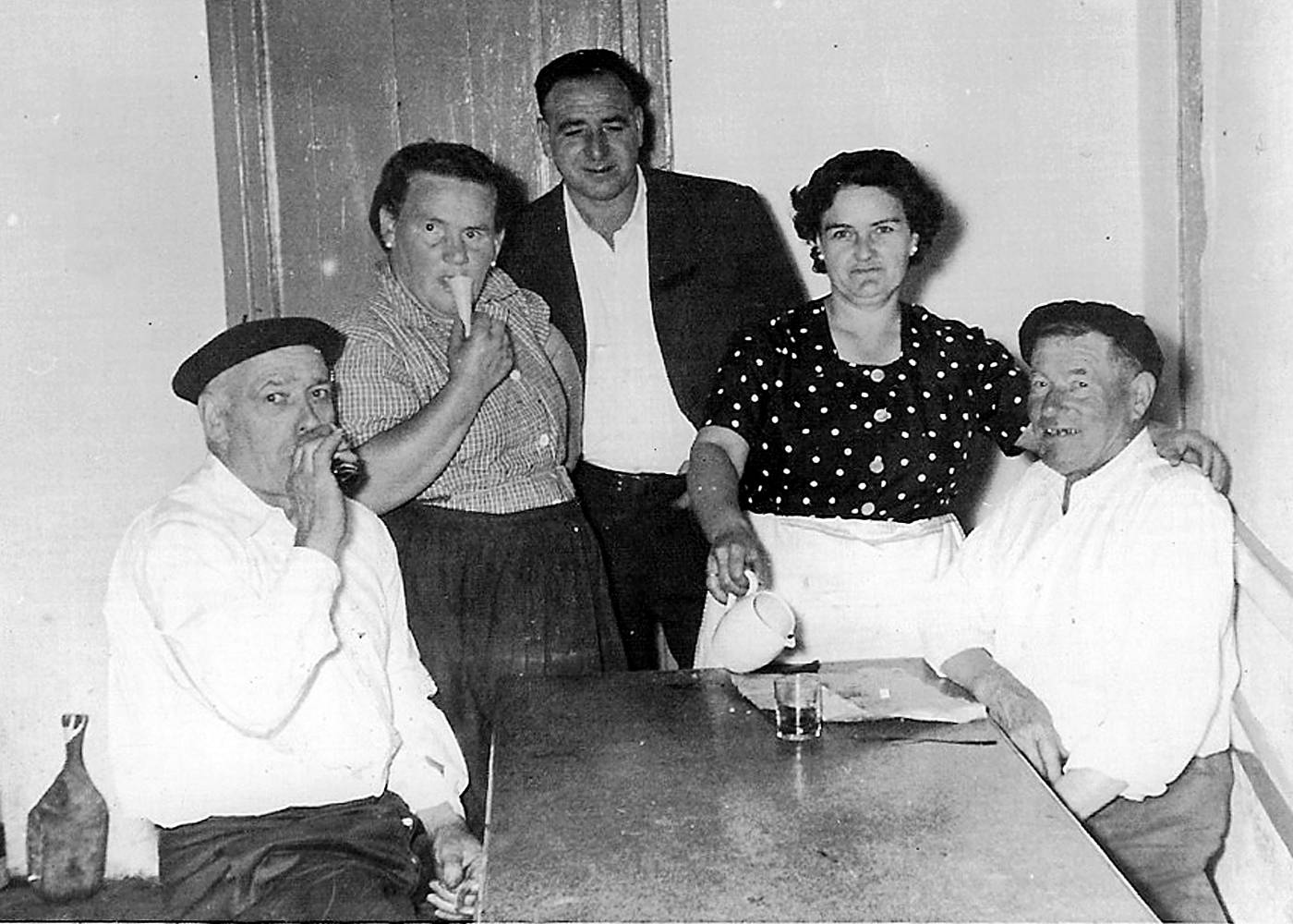 Kanpetxaneko tabernako mahai bueltan, lagun taldea [Argazkia]