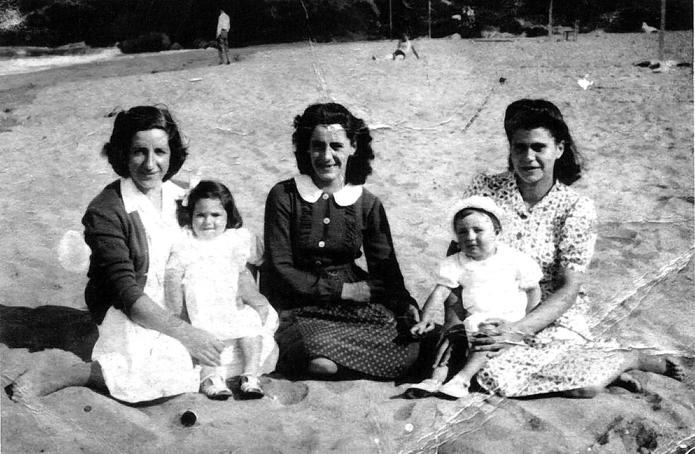 Neska lagun taldea eta umeak hondartzan [Argazkia]