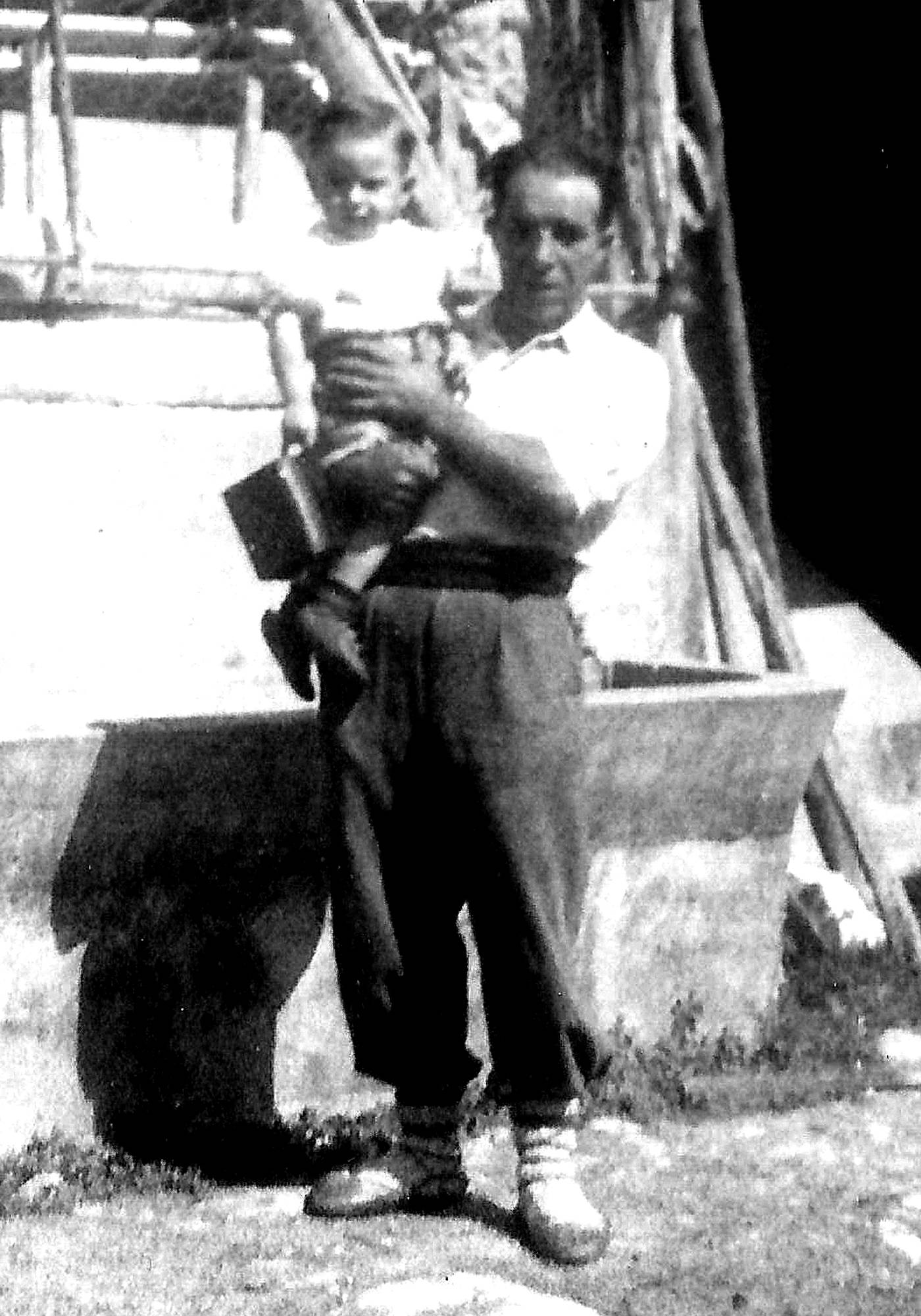 Jose Mugartegi eta besoetan Jose MªEtxaburu, Lekoia Bekoan [Argazkia]