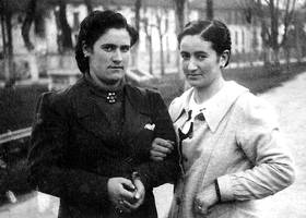 Kontxa Kaltzakorta eta Dolores Alegria.