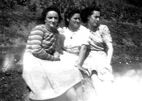 Milloiko Martzela eta Catalina Eizagirre ahizpak
eta erdian Zeletako Kontxa Kaltzakorta.