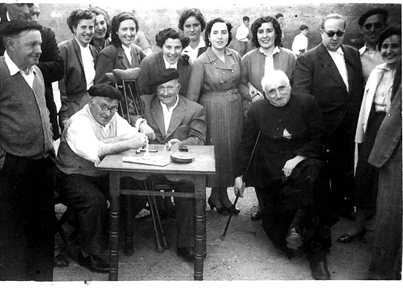 Frontoian, mahai txiki baten bueltan taldeko argazkia [Argazkia]