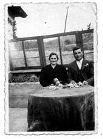 Olasotarrak. Hermerejildo Plaza eta Ramona Urizarbarrena, mahaian