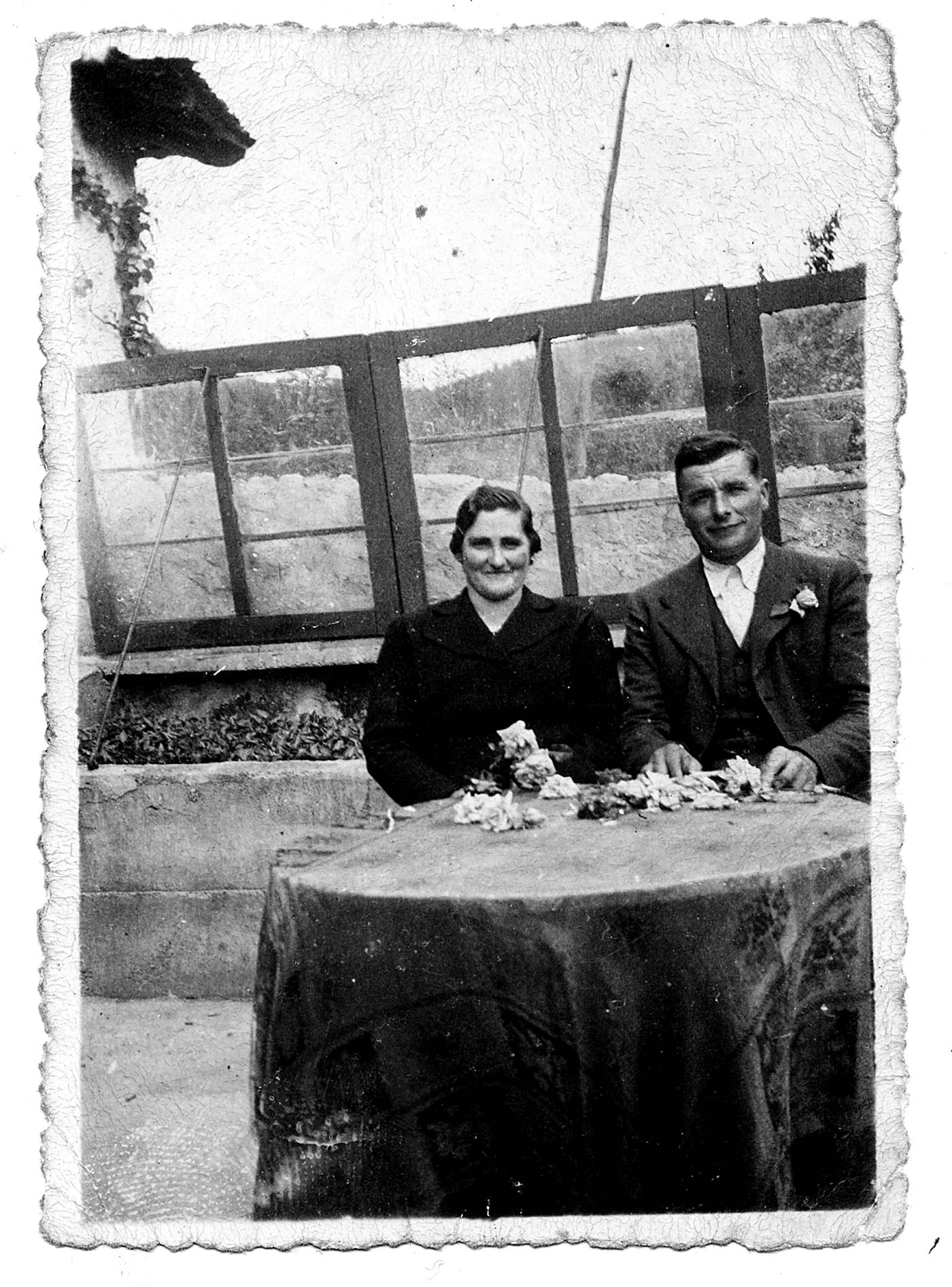 Olasotarrak. Hermerejildo Plaza eta Ramona Urizarbarrena, mahaian [Argazkia]