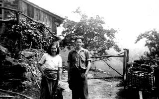 Pertika baserrian,
Emeteri eta Pedro Azumendi anai-arrebak.