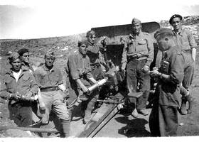 Jose Mugartegi eta soldadutzako lagunak.